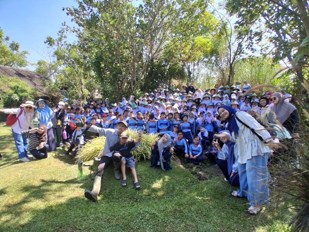 Ketika Kebun Menjadi Kelas : Kisah Seru Outing Class kelas 3 dan 4 (Fase B) SD Islam Al Akhyar Makassar di Kebun Denassa, Gowa