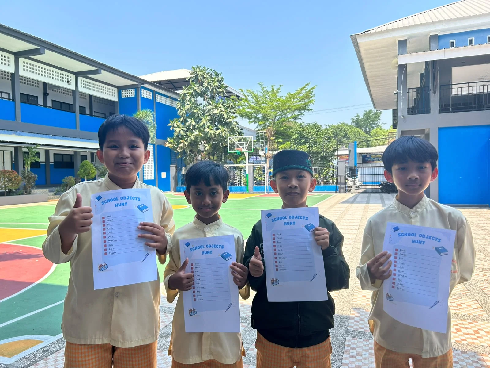 English Day SD Islam Al Akhyar: Belajar Bahasa Inggris melalui Tantangan yang Menyenangkan