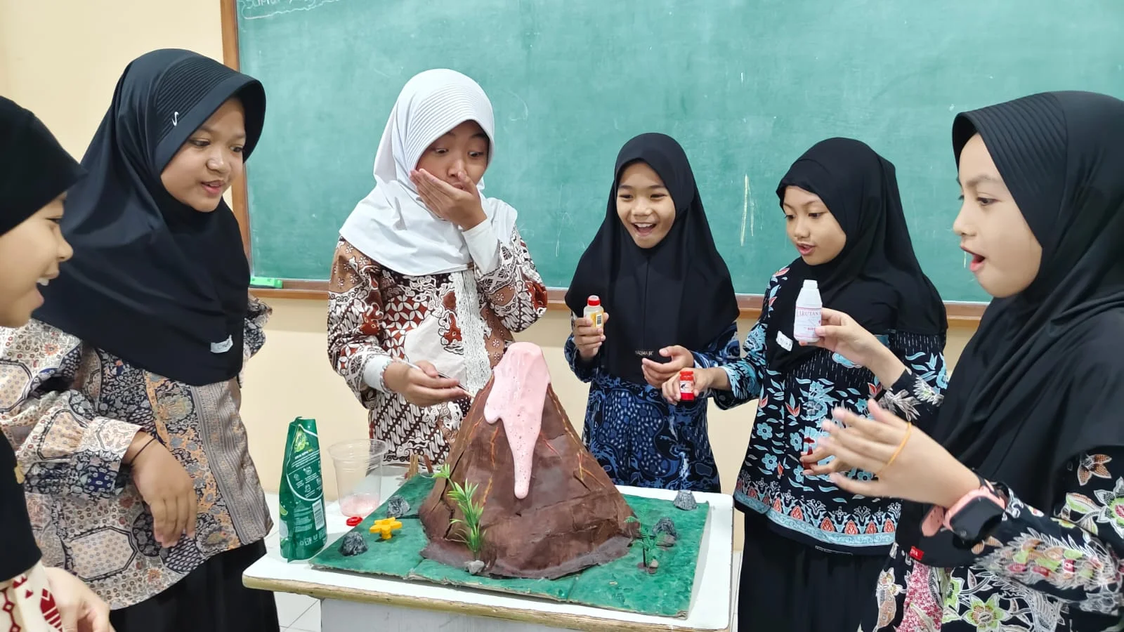 🌋 PRAKTIK IPAS KELAS 4 AL HAQQ: “Bukan Sekadar Gunung yang Meletus, tetapi Rasa Ingin Tahu yang Ikut Menggelegak!”
