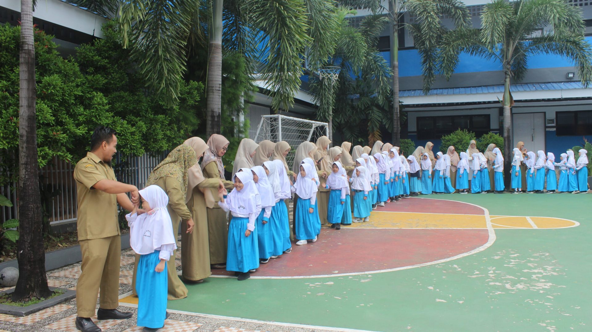 Kembalinya Kegembiraan: Al Akhyar Islamic School Memulai Hari Pertama Pasca-Ramadan