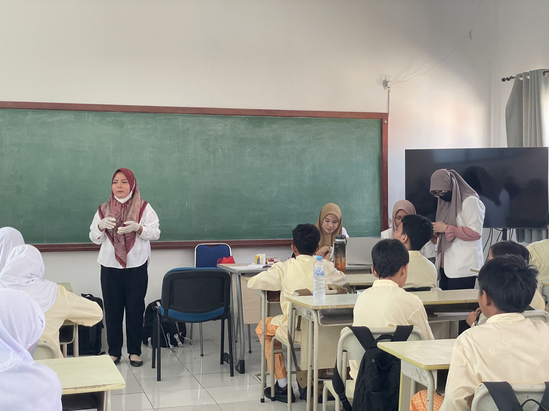 Wujud Peduli Kesehatan, Puskesmas Laksanakan Skrining di SMP Islam Al Akhyar