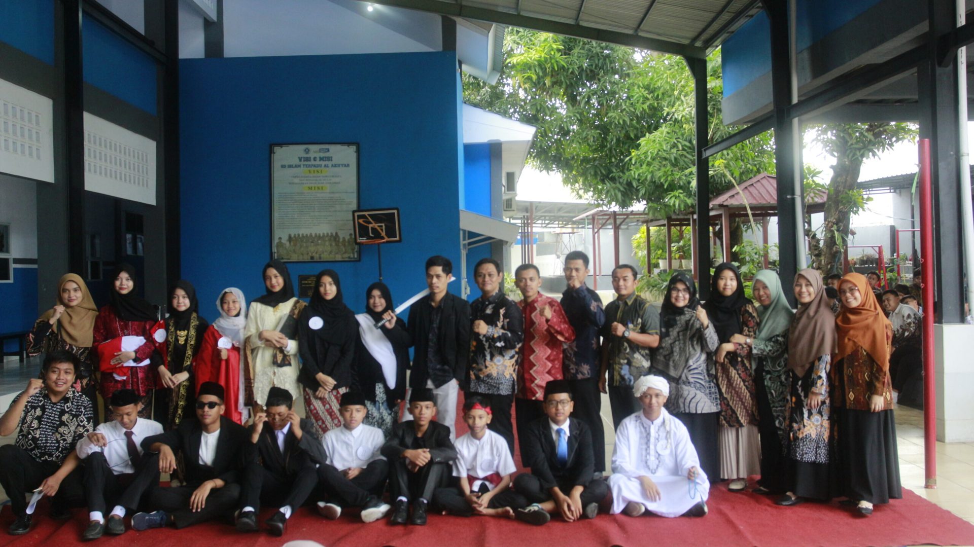 Kreasi Busana Pahlawan Nusantara: Fashion Show Memukau di SMP Islam Al Akhyar