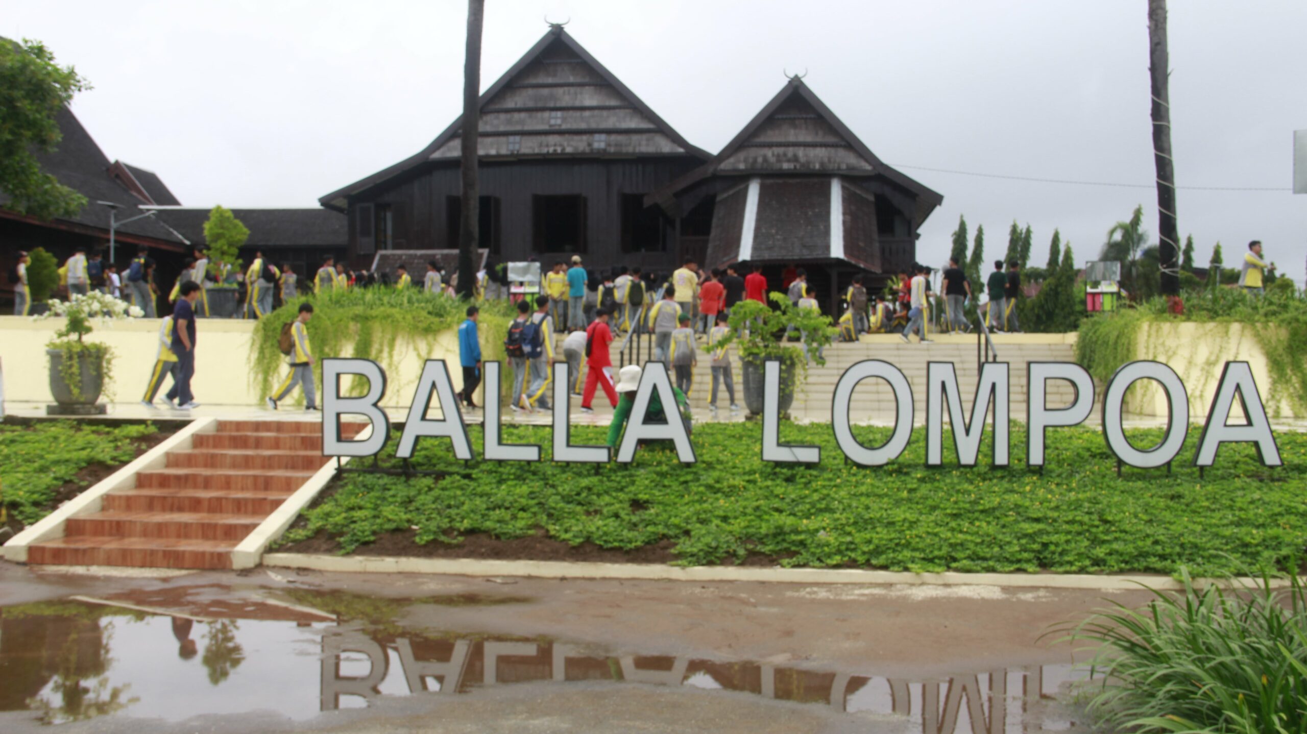 Petualangan Pendidikan: SMP Islam Al Akhyar Makassar Mengunjungi Kebun Binatang Citra Satwa Celebes dan Museum Balla Lompoa