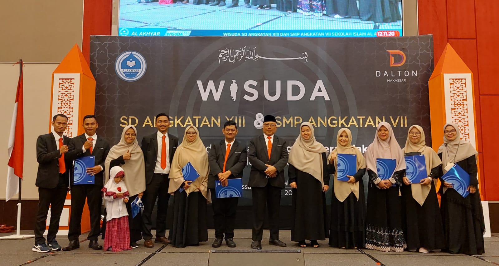 YPI Al Akhyar Islamic Scholl Memberi Penghargaan guru dan staf terbaik