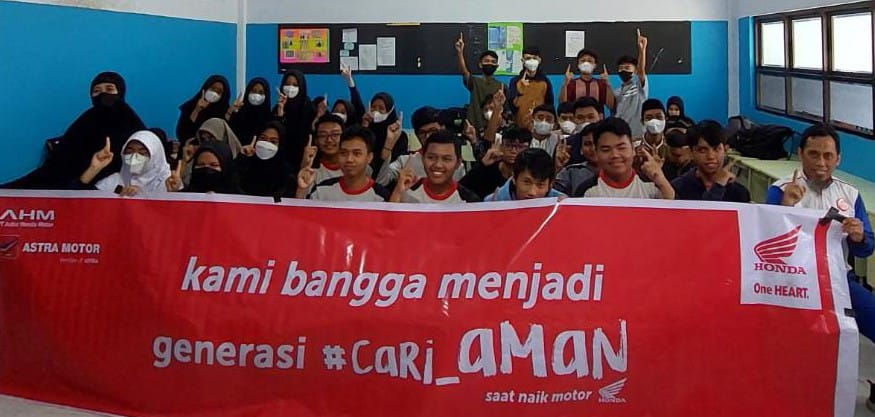 Sosialisasi berkendara, Astra Honda mengajak Siswa SMA Al Akhyar Makassar untuk memperhatikan keselamatan berkendara