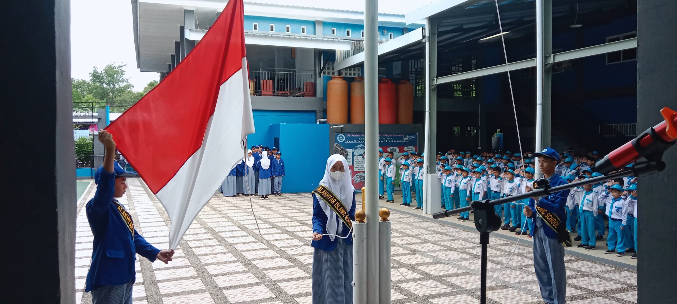 Prestasi dan Semangat Patriotisme pada Upacara Bendera di Sekolah Islam Al Akhyar Makassar