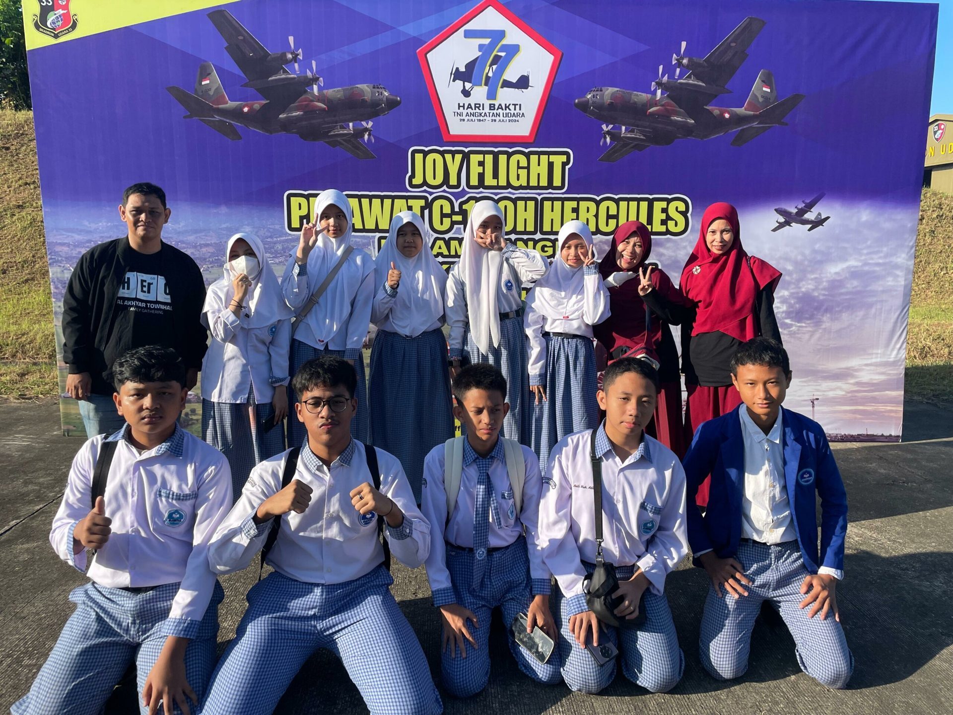 Siswa SMP Islam Al Akhyar Merasakan Sensasi Terbang Bersama Pesawat Hercules A-1330 TNI AU